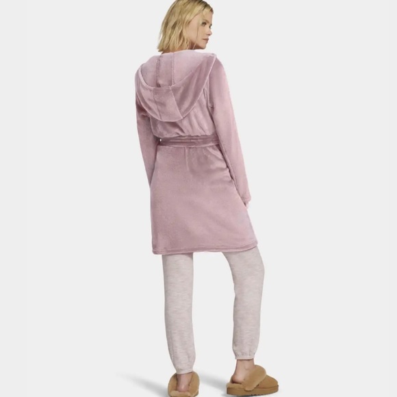 NWT UGG Plush long sleeve robe with belt in Dusk which is a light pink color - Picture 6 of 13